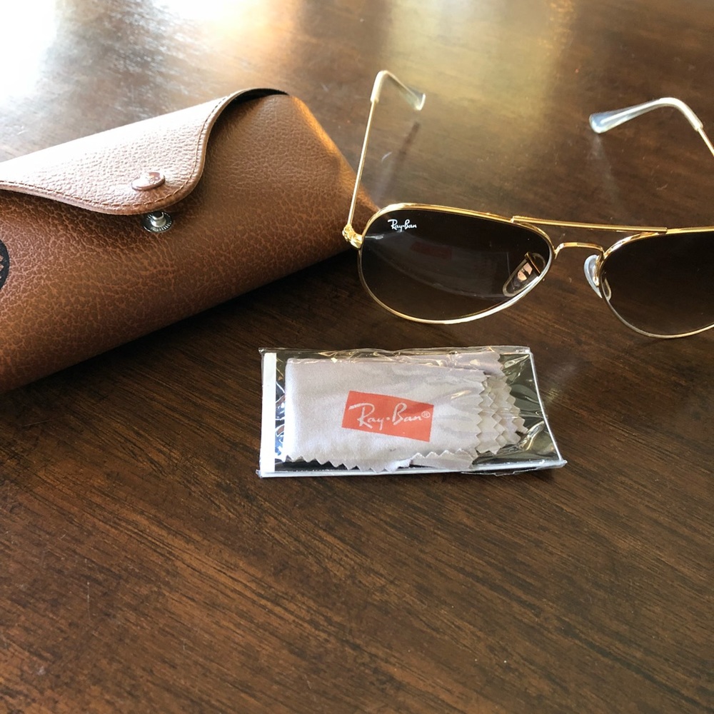Ray Ban Aviators.
